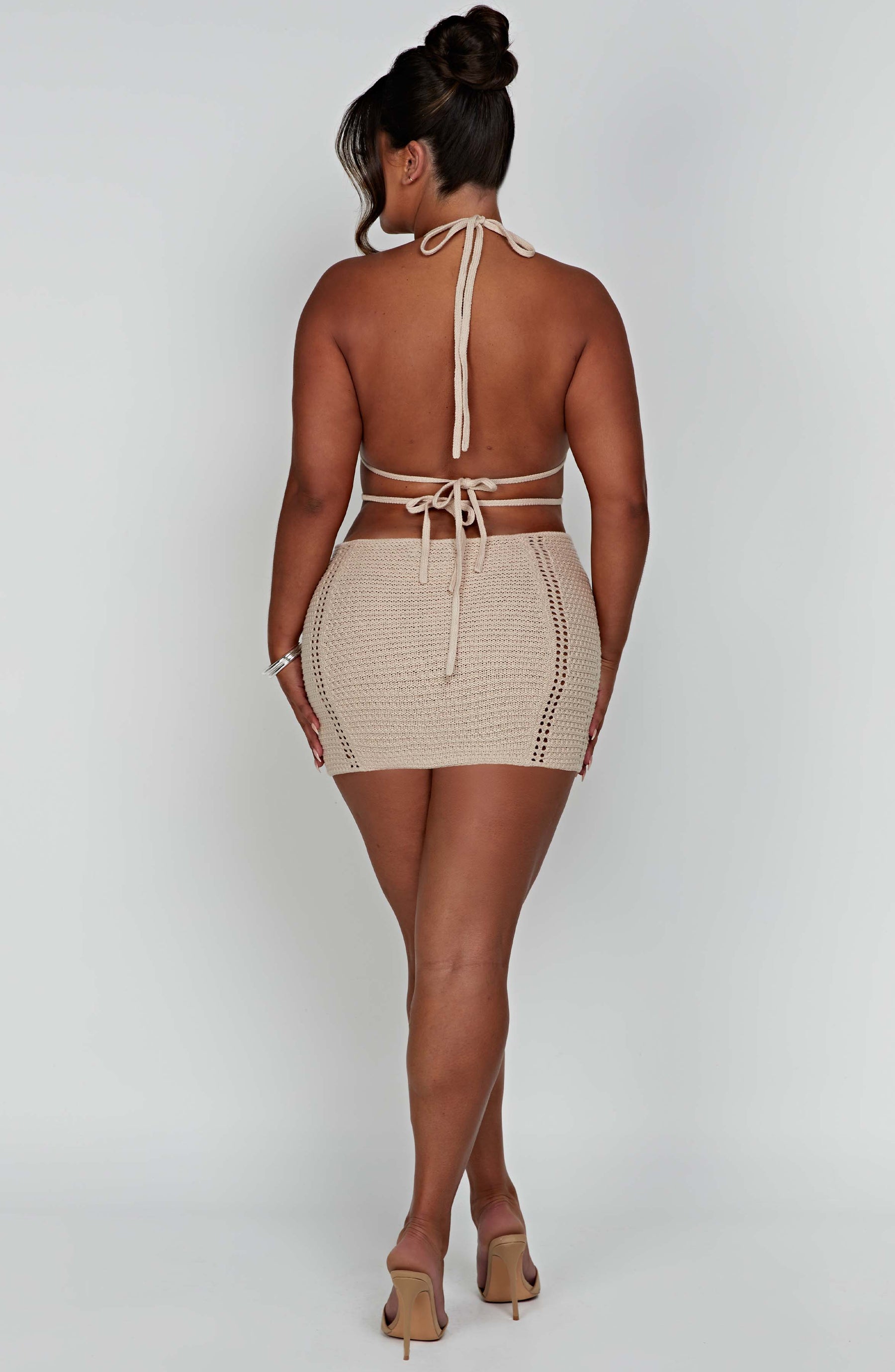 Vestido Curto Crochê Bege Premium Modern Arabella - OÁSIS